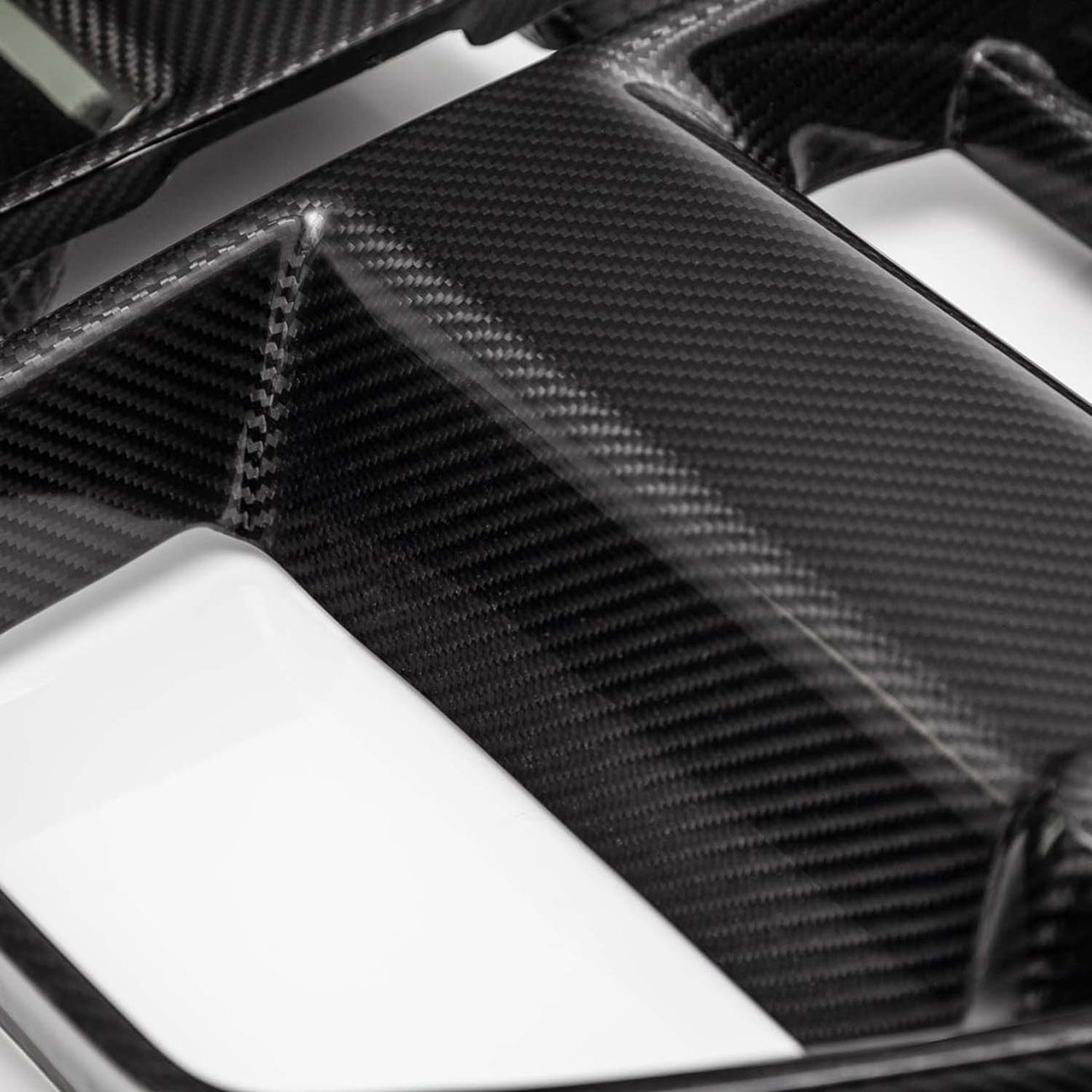 V STYLE FRONT GRILL IN DRY CARBON FIBER - BMW M3/M4 (G80/G82/G83)