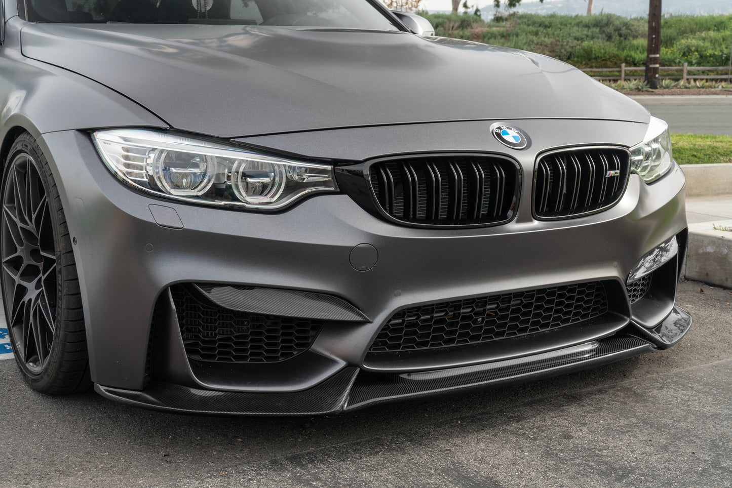 VARIS STYLE FRONT LIP IN CARBON FIBER - BMW M3/M4 F80/F82/F83